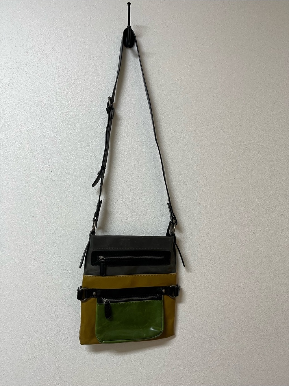 Shiraleah color block green/black leather Crossbody with red floral print lining